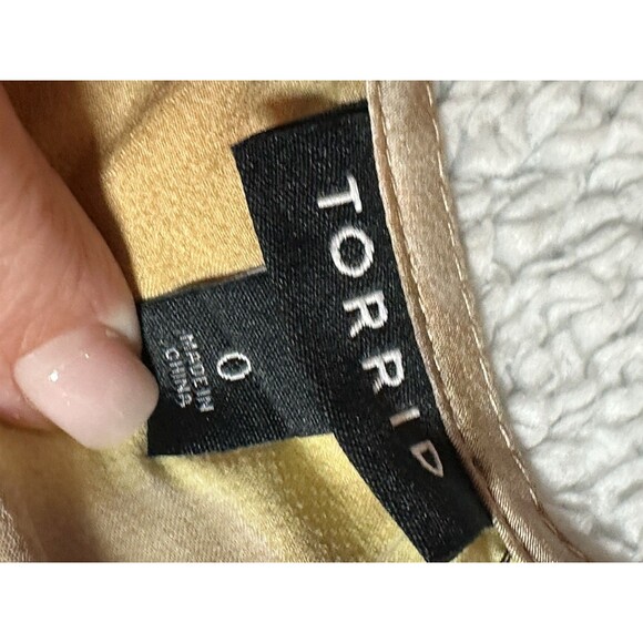 Torrid NWT Satin V Neck Cami Camisole Adjustable straps Buttons Sz 0 (L) - Picture 6 of 11